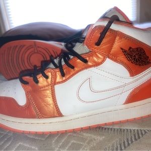2021
Air Jordan 1 Mid SE 'Electro
Orange'